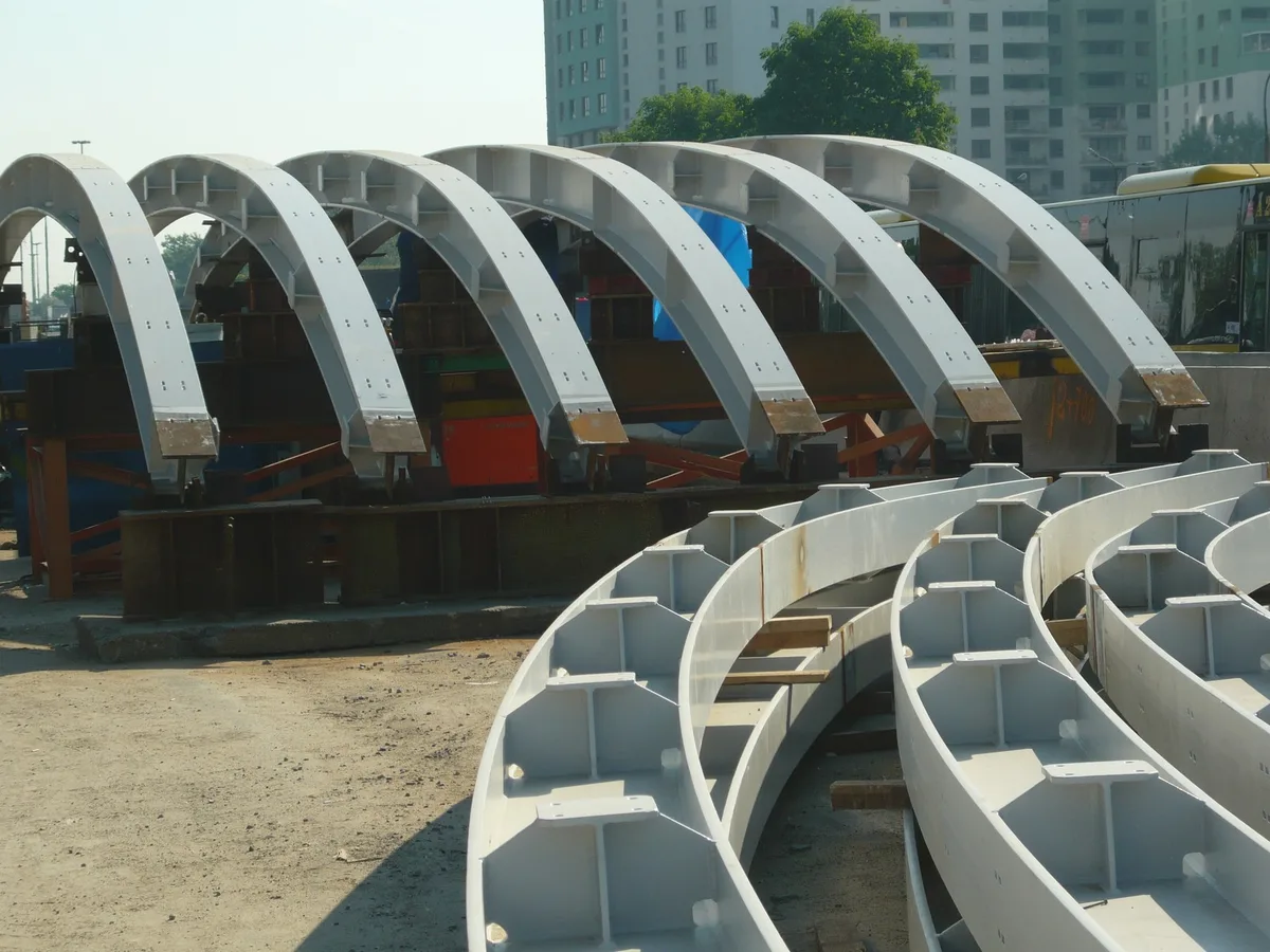 Stalowe łuki mostowe po malowaniu